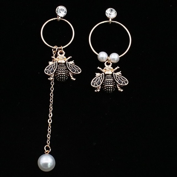 Bee Design Earrings - Picture 1 of 3